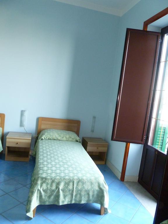 Hotel Ancelle Sorrento - Casa D'Accoglienza à Castellammare di Stabia Chambre photo